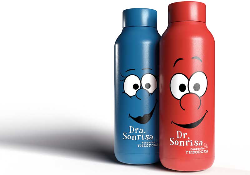 ¡Elige tu botella solidaria! Puedes escoger tu color favorito y tu personaje: el Doctor o la Doctora Sonrisa