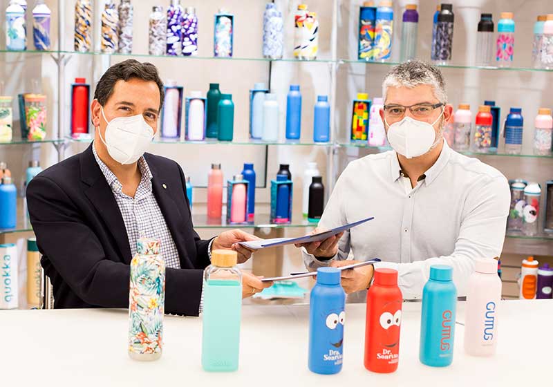 José Luis Platas (director comercial de Guttus) y Alejandro Echegaray (director de Fundación Theodora España) firman el acuerdo de colaboración.